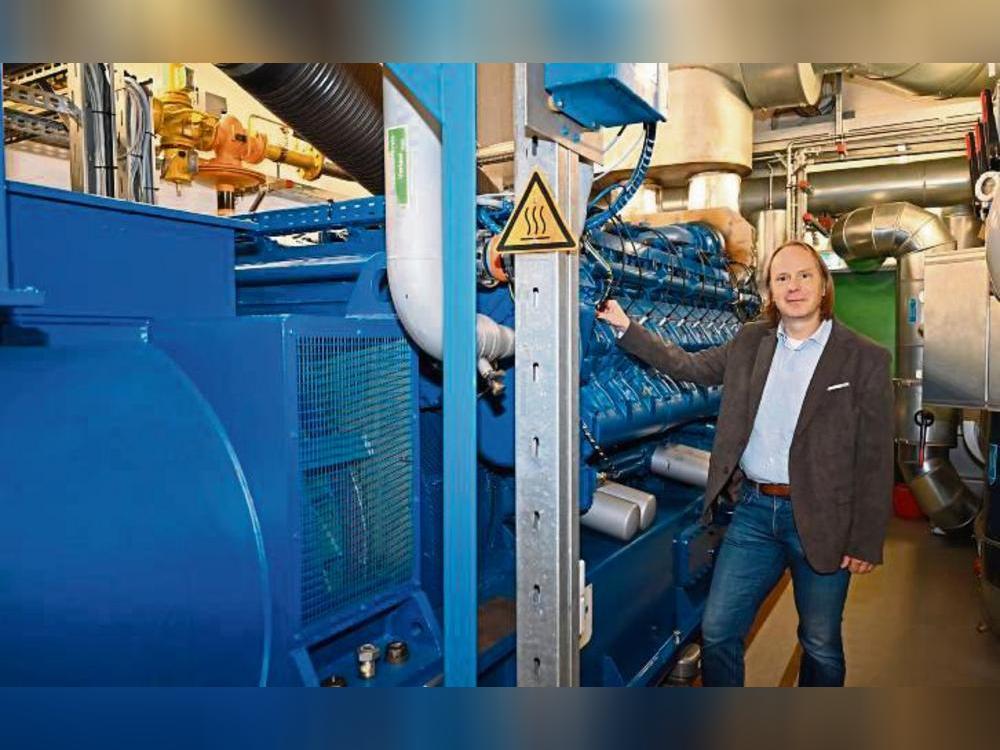 Gewartet und aufgerüstet: Das Eickelborner Blockheizkraftwerk ist fit für weitere Betriebsstunden, sagt Stadtwerke-Projektplaner Jürgen Brunstein.
