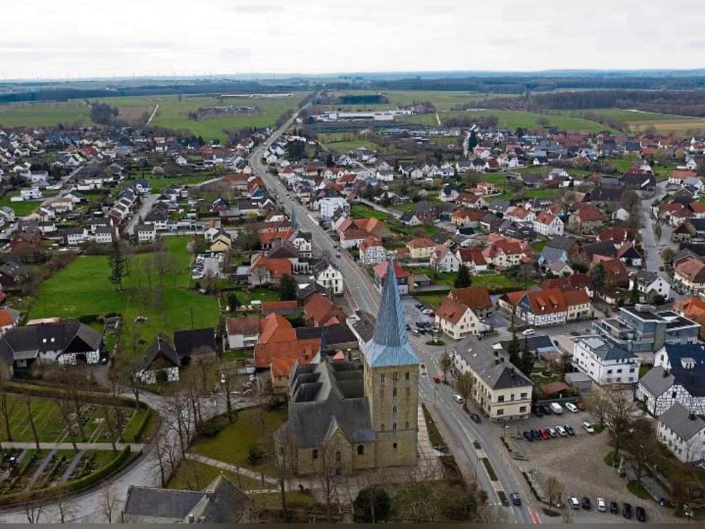 In Anröchte stehen Bauarbeiten an, deshalb wird die Hauptstraße abschnittsweise halbseitig gesperrt. Archivfoto: Bernd Eickhoff