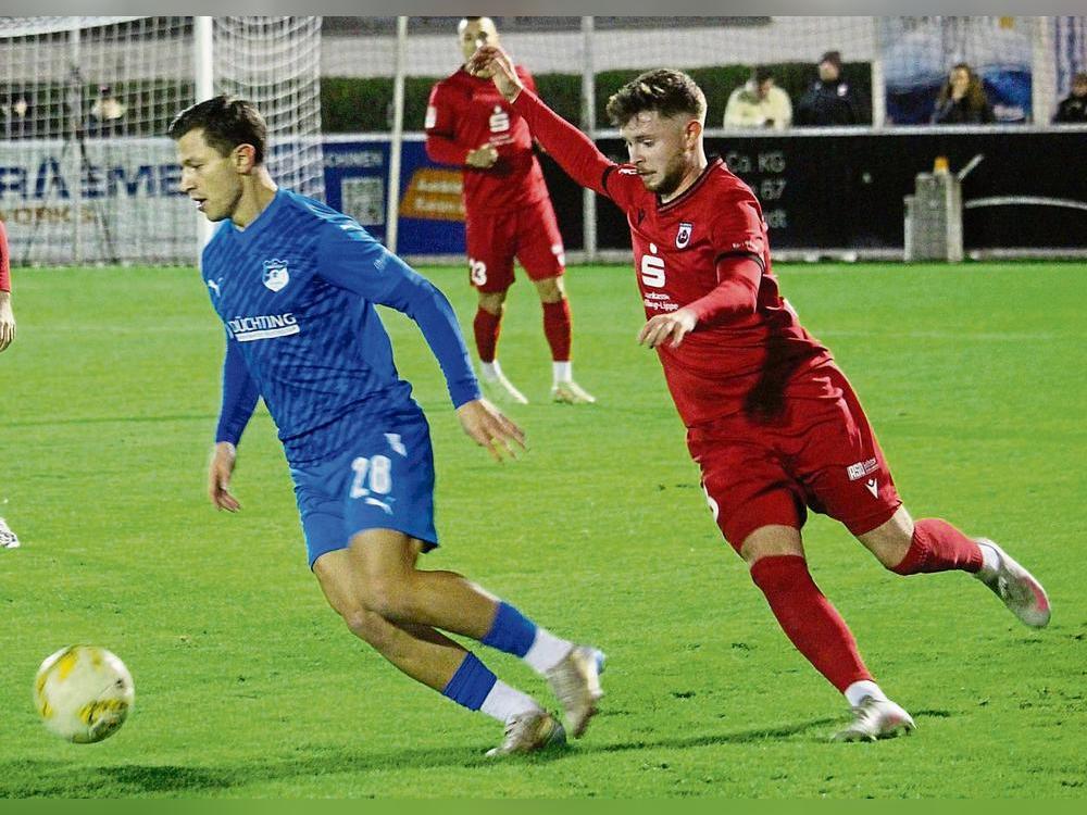 Die 605 Zuschauer in der Liebelt-Arena sahen keine Tore: Das Kirmes-Flutlicht-Freitagspiel zwischen dem SV Lippstadt (rote Trikots, hier mit Fabian Brosowski) und Westfalia Rhynern endete 0:0. Gerade in den zweiten 45 Minuten kam von beiden Mannschaften doch sehr wenig Produktives. Fotos: Thorsten Heinke