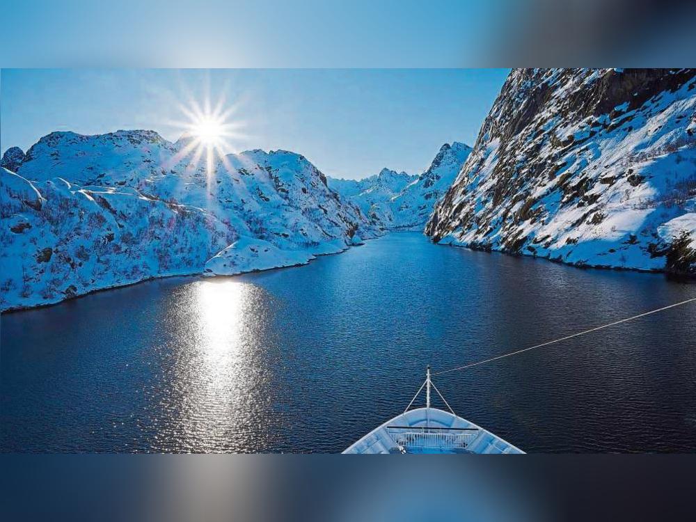 Unterwegs mit einem Hurtigrutenschiff können Touristen an Hafenstädten in Norwegen aussteigen und individuell Ausflüge ins Landesinnere machen.