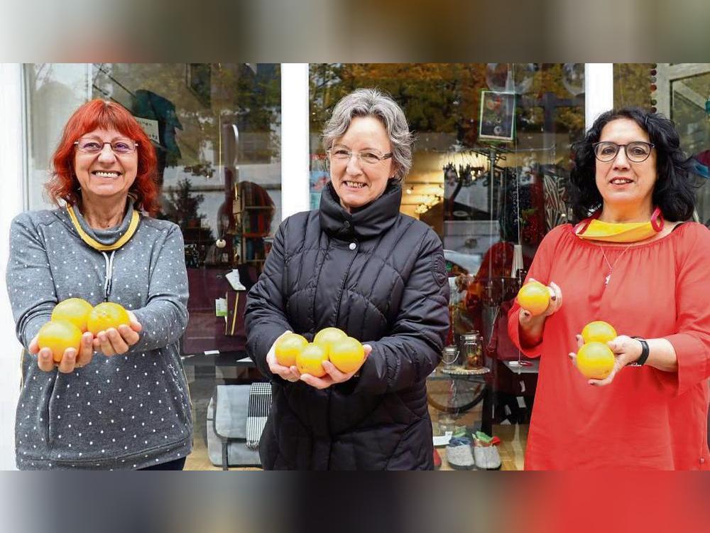 Früchte zum Vorbestellen: Carmen Chao (v.r.), Katharina Schulte-Repel und Margot Bell freuen sich über das Angebot der fairen Orangen. Foto: Hans-Albert Limbrock