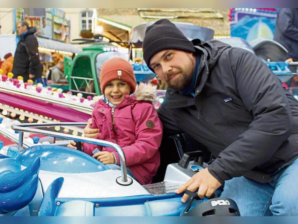 Ein bisschen Regen kann dem Spaß am Karussellfahren nichts anhaben. Fotos: Soraya Dietz