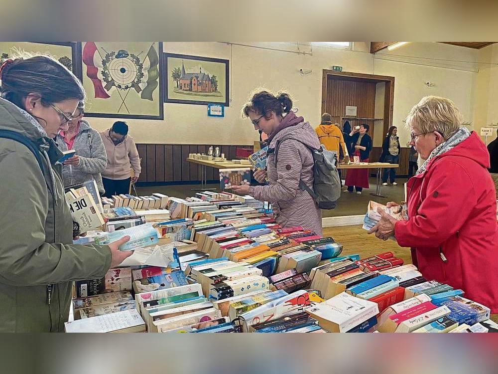Bei der Bücherbörse in Effeln gibt es so einige Schätze zu entdecken – von leichter Romanliteratur bis zu spannenden Thrillern. Der Erlös geht unter anderem an das WDR 2 Weihnachtswunder. Fotos: Nicola Gerwin