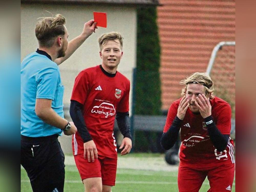 Nicht zu fassen – denkt sich der Anröchter Adrian Grothe (r.) in dieser Szene. In der 28. Minute sieht er die rote Karte wegen einer Notbremse. Eine harte Entscheidung, und der Wendepunkt im Kellerduell, welches die SG Suttrop/Kallenhardt am Ende deutlich mit 5:1 für sich entscheidet. Foto: Thorsten Heinke