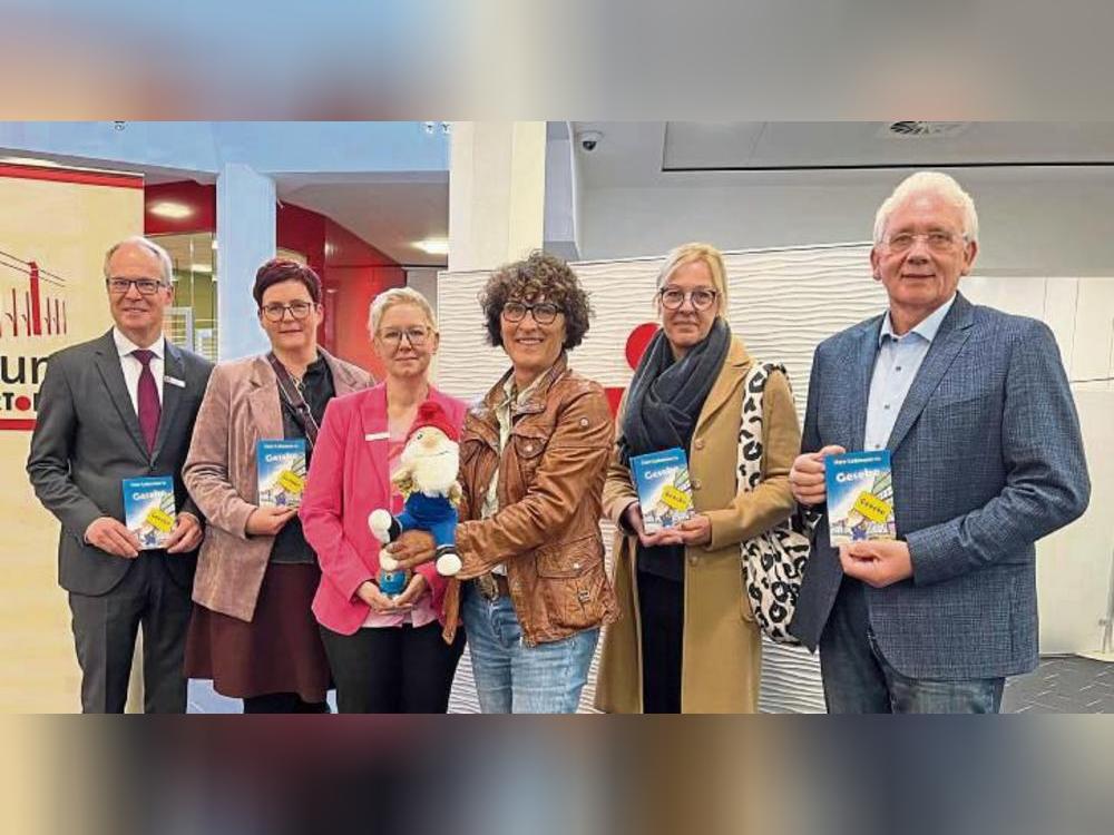 Freuen sich über das Buchprojekt (v.l.): Bernd Marx (Vorstand Sparkasse), Simone Korf (Grundschule St. Marien), Eva Kirchner (Vorstand Sparkassenstiftung), Jutta Maas (Autorin), Hedda Janning (Dr. Adenauer Schule), Josef Hanebrink (Vorstand Sparkassenstiftung) Foto: Anja Bsdurek