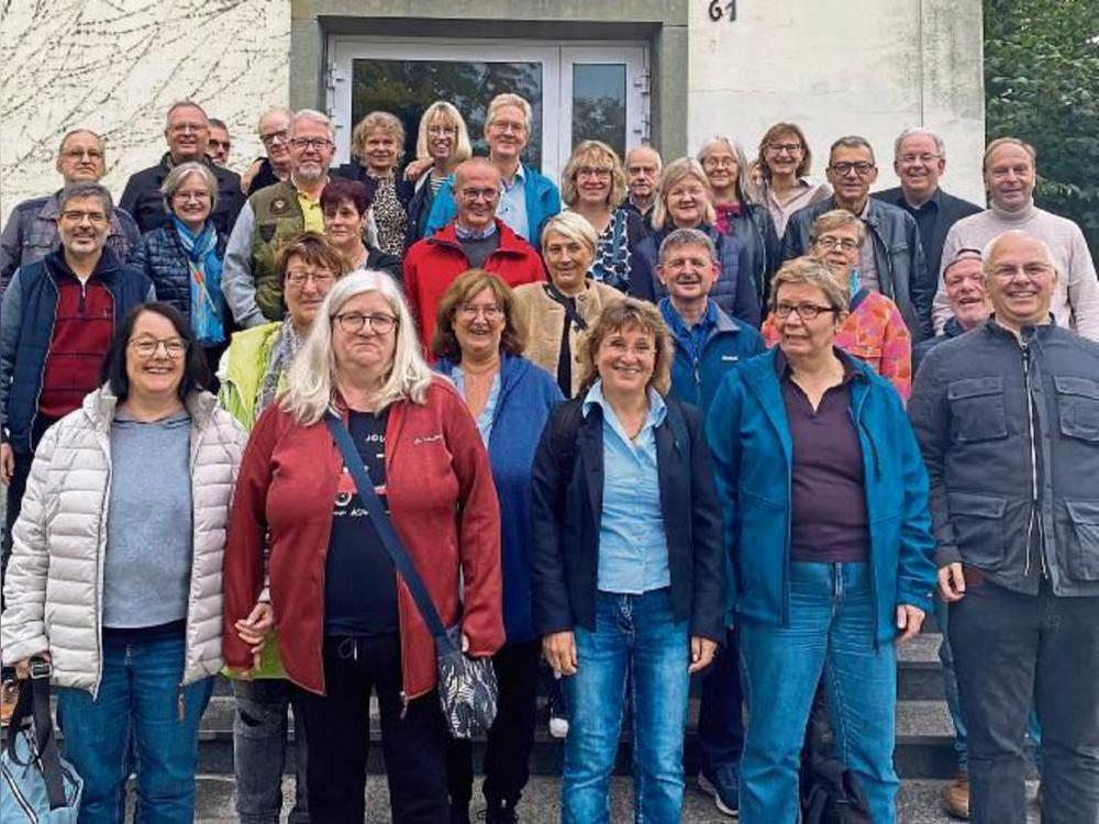 Alte Penne und Pennäler wiedergetroffen: Der Abi-Jahrgang 1985 ließ sich durchs Evangelische Gymnasium führen.