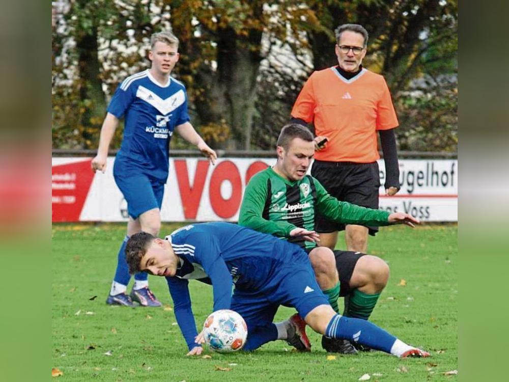 Hellwach trotz Zeitumstellung: Mattis Wecker (vorne) unterstrich für den SuS Westenholz einmal mehr seine Torjägerqualitäten. Beim 4:2-Erfolg traf er doppelt. Foto: Uli Schlink
