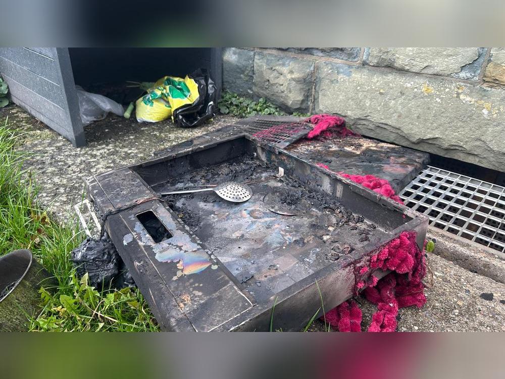 Die Dunstabzugshaube brannte bei dem Feuer komplett aus. Foto: Feuerwehr Anröchte