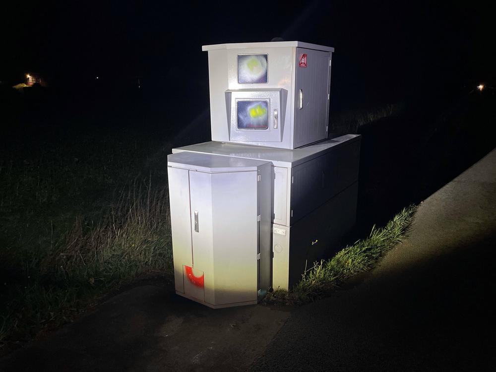Ein Blitzer wurde in Langeneicke mit Sprühlack unbrauchbar gemacht. Foto: Polizei