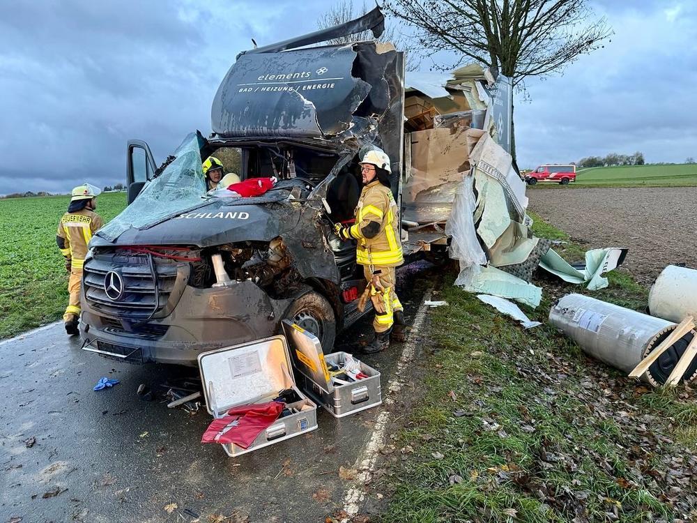 Der Fahrer des Sprinters wurde eingeklemmt - die Feuerwehr musste ihn befreien. Ein Helikopter brachte den Mann ins Krankenhaus. Foto: Feuerwehr Büren