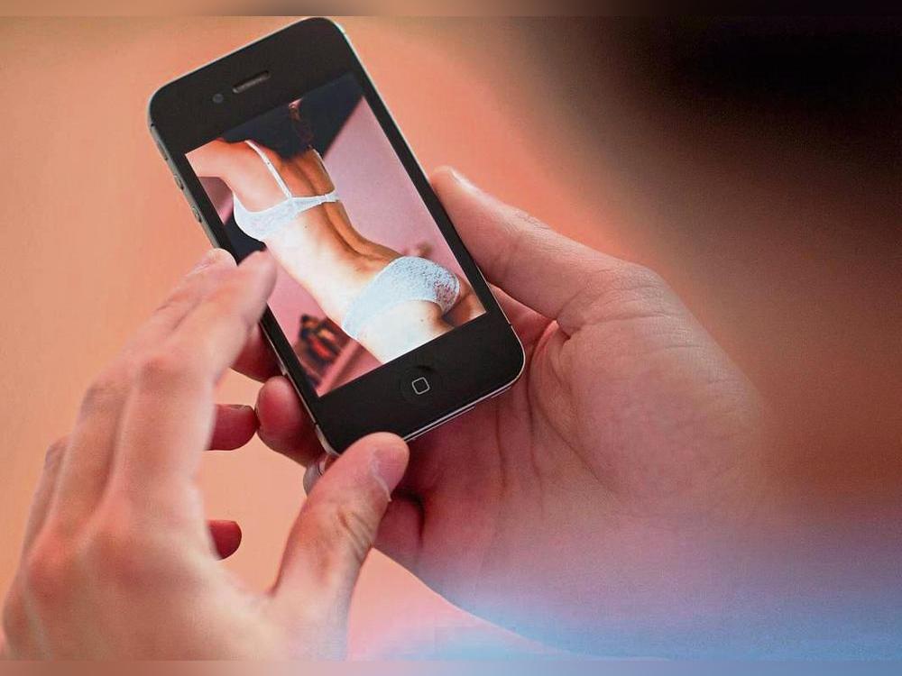 Die Soest Kreispolizei warnt: Codes wie „TG-T“ (Taschengeldtreffen) oder „BMB“ (Bitte mit Bild) in privaten Chatnachrichten können auf sexuelle Ausbeutung von Minderjährigen hinweisen. Foto: Julian Stratenschulte/dpa
