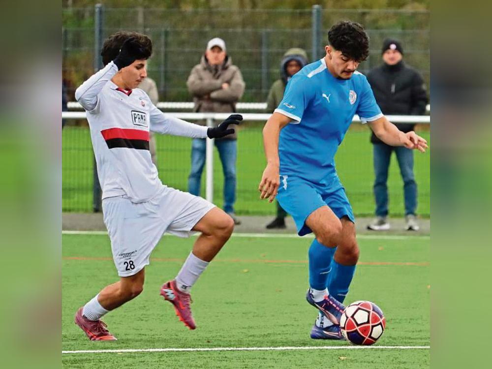 Enttäuschende Vorstellung: Die B-Junioren des SV Lippstadt (in Weiß) mussten sich gegen Hombruch mit einem 1:1 begnügen. Trainer Kemper redete nachher Tacheles. Fotos: Uwe Feichtinger