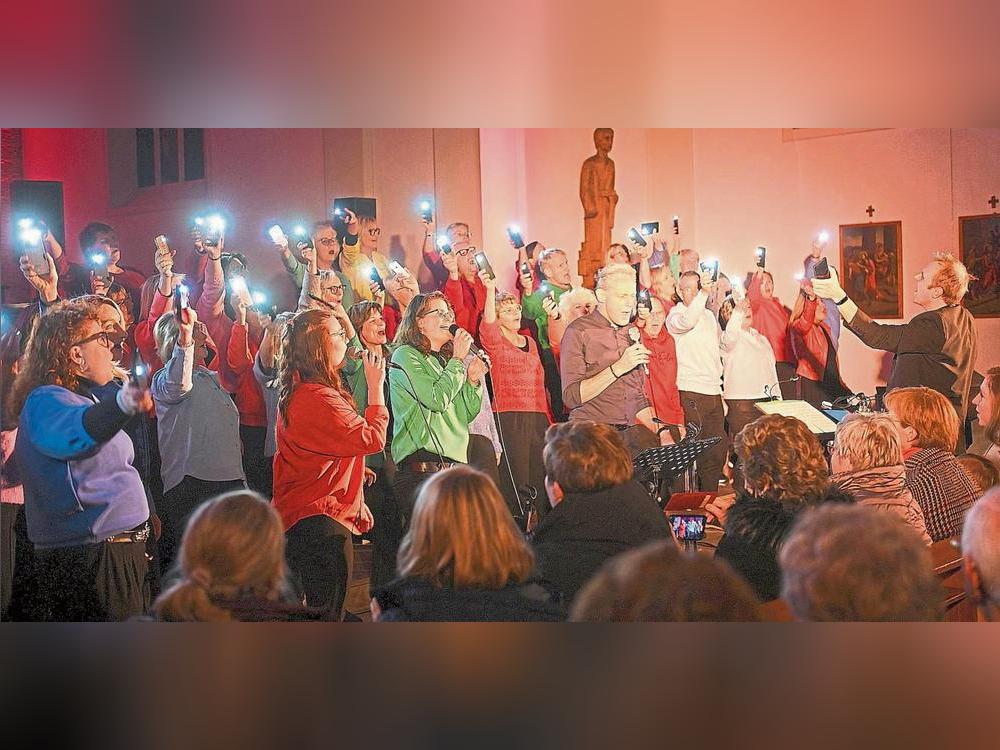 Im voll besetzten Gotteshaus lieferte der Chor TonArt ein grandioses Konzert, das musikalisch durch verschiedene Länder führte. Fotos: Tuschen