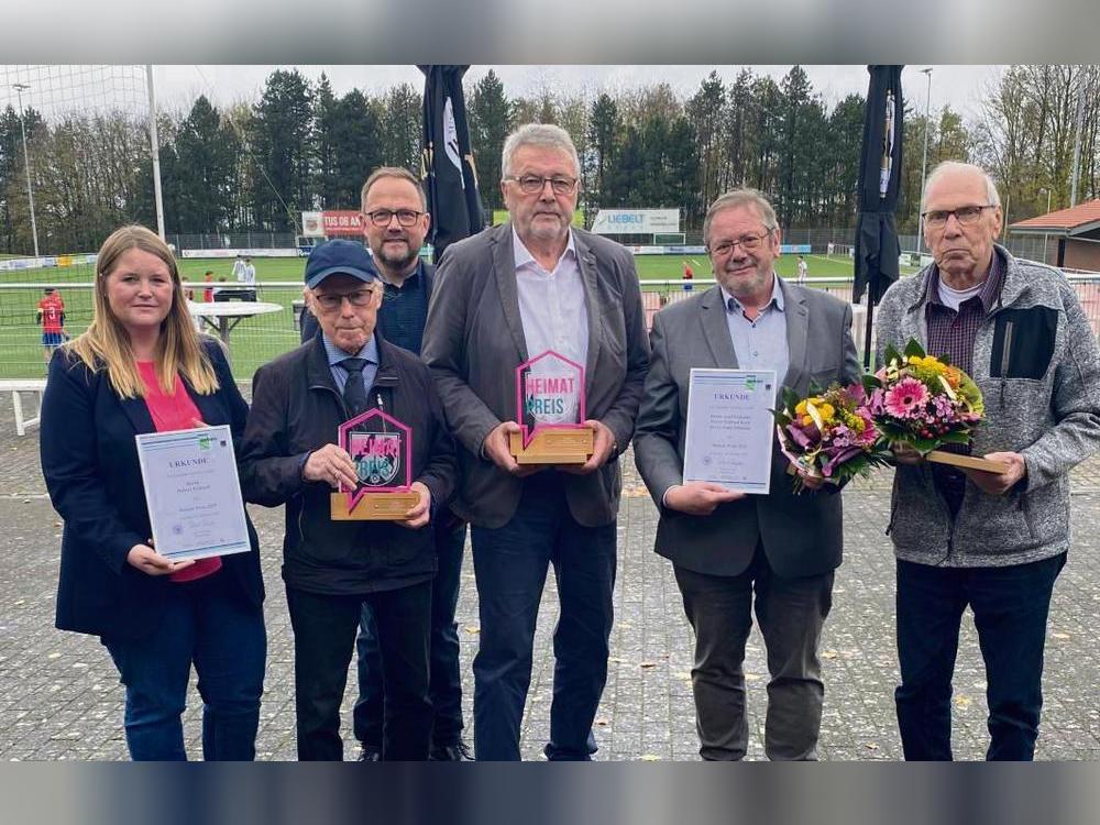 Alexandra Falkenau und Alfred Schmidt überreichten den Heimatpreis an Hubert Eickhoff (2.v.l.), Wilfried Koch, Hans Tillmann und Josef Finkeldei (v.r.). Foto: Nicola Gerwin