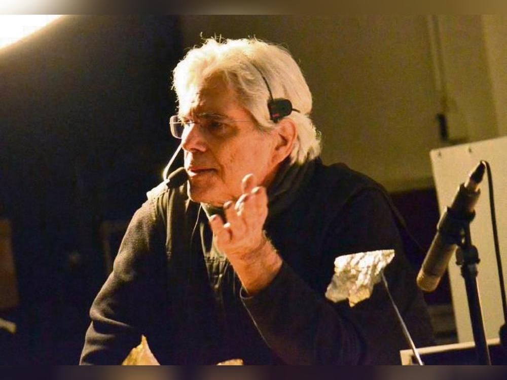 Sänger, Erzähler und Geräuschemacher: David Moss bei seiner Performance im Kulturraum Synagoge. Foto: Dietmar Gröbing