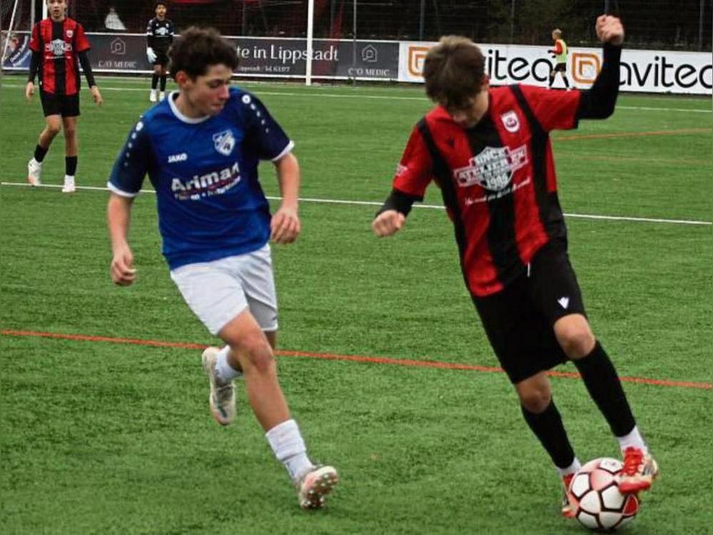 Spät durften die CII-Junioren des SV Lippstadt (in Schwarz-Rot) gegen Avenwedde jubeln, denn der 3:2-Siegtreffer fiel erst in der dritten Minute der Nachspielzeit. Foto: Hans Dannhausen