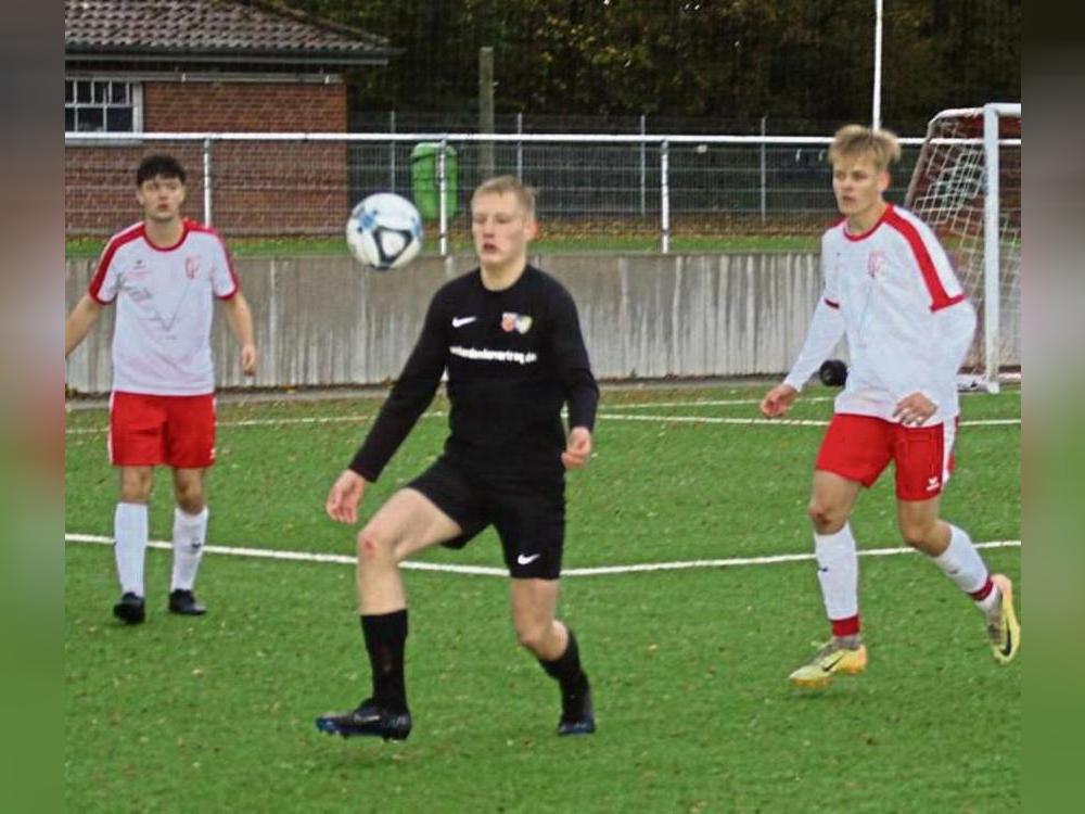 Das Team von Erwitte 2000 (in Rot-Weiß) setzte sich im Derby am Anröchter Südring mit 4:0 durch. Allerdings war das Ergebnis deutlicher als der Spielverlauf. Foto: Hans Dannhausen