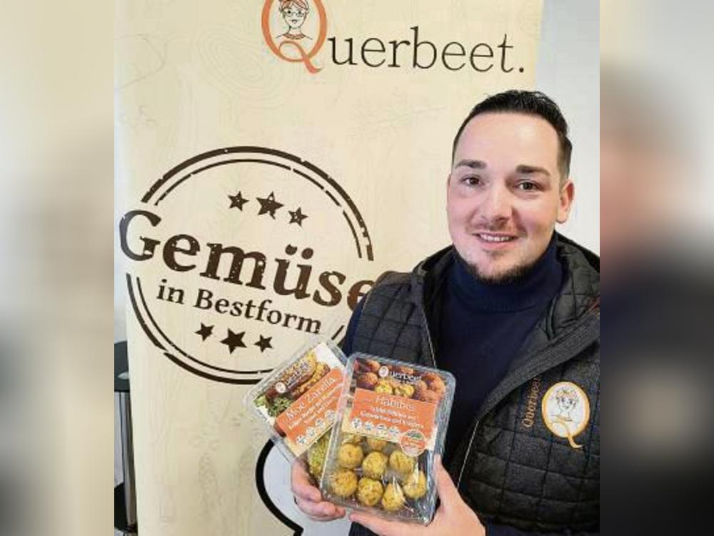 Philipp Kilian produziert mit Querbeet vegane Snacks – und einige wenige tragen dabei auch Bezeichnungen wie Burger oder Bifteki. Foto: Schwade