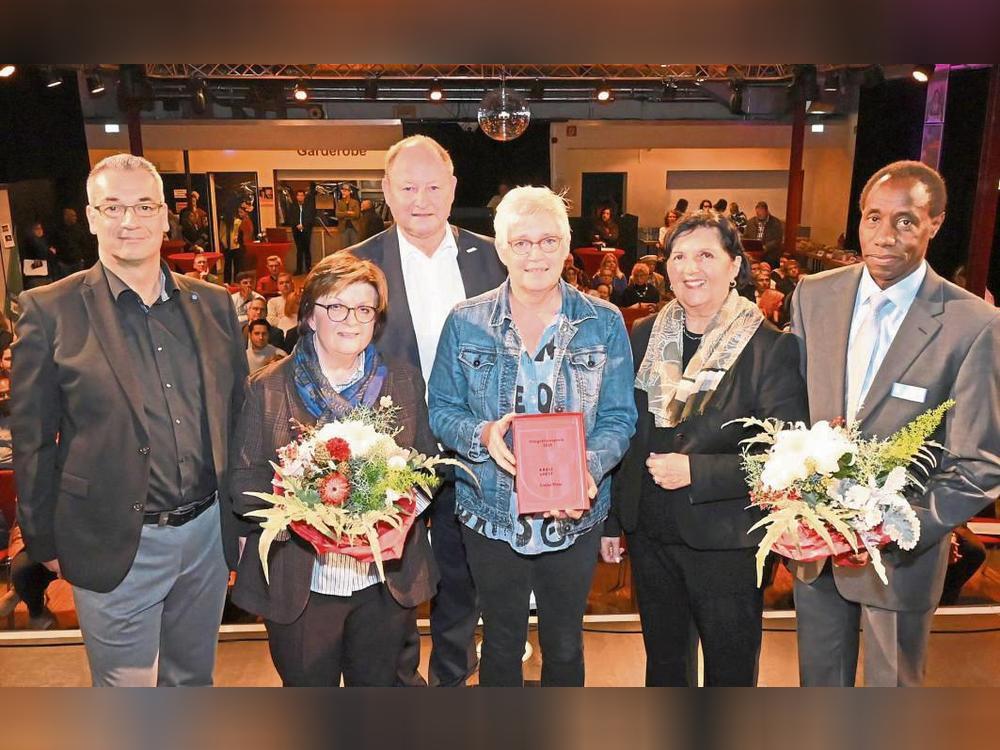 Die Preisträger des Integrationspreises „Zuhause im Kreis Soest“: Die Flüchtlingshilfe Erwitte, vertreten durch Brigitte Strauch (3.v.r.), sicherte sich den ersten Platz. Die Kia-Kaffestube, vertreten durch Renate Rosenkranz (2.v.l.), wurde mit dem zweiten Platz ausgezeichnet. Der Verein Joyce’s Action, vertreten durch Herrn Mohaman (r.), belegte den dritten Platz. Landrätin Eva Irrgang (2.v.r.), Enses Bürgermeister Rainer Busemann (3.v.l.) und Holger Schubert, (l.) Leiter des Kommunalen Integrationszentrums, gratulierten. Fotos: Mathias Keller (Kreis Soest)