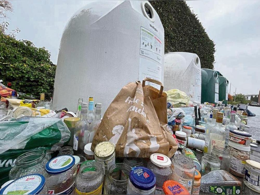 Wie am Lindenweg in Geseke kommt es noch vereinzelnd zu überfüllten Glascontainern. Mittlerweile sind dies jedoch Ausnahmefälle, betonen die zuständigen Stellen. Foto: Björn Winkelmann