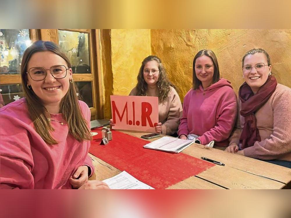 Zu Beginn des Jahres hat sich der Verein „M.i.R. – Mädels in Rüthen“ gegründet. Jetzt haben die beiden Vorsitzenden Carolin Cordes (r.) und Carolin Koslowski (2.v.r.) eine Bewerbung für den Heimatpreis eingereicht. Foto: Marcus Kloer