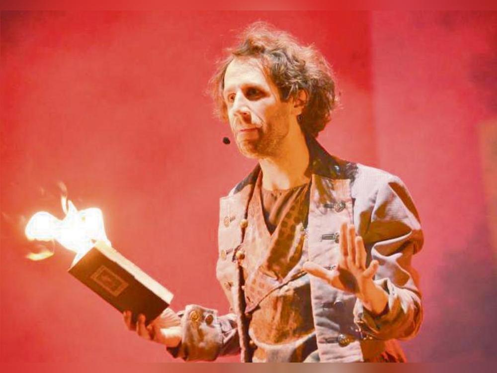 Geschichtensammler Cortes ist Feuer und Flamme für seine Lieblingslektüre. Foto: Dietmar Gröbing