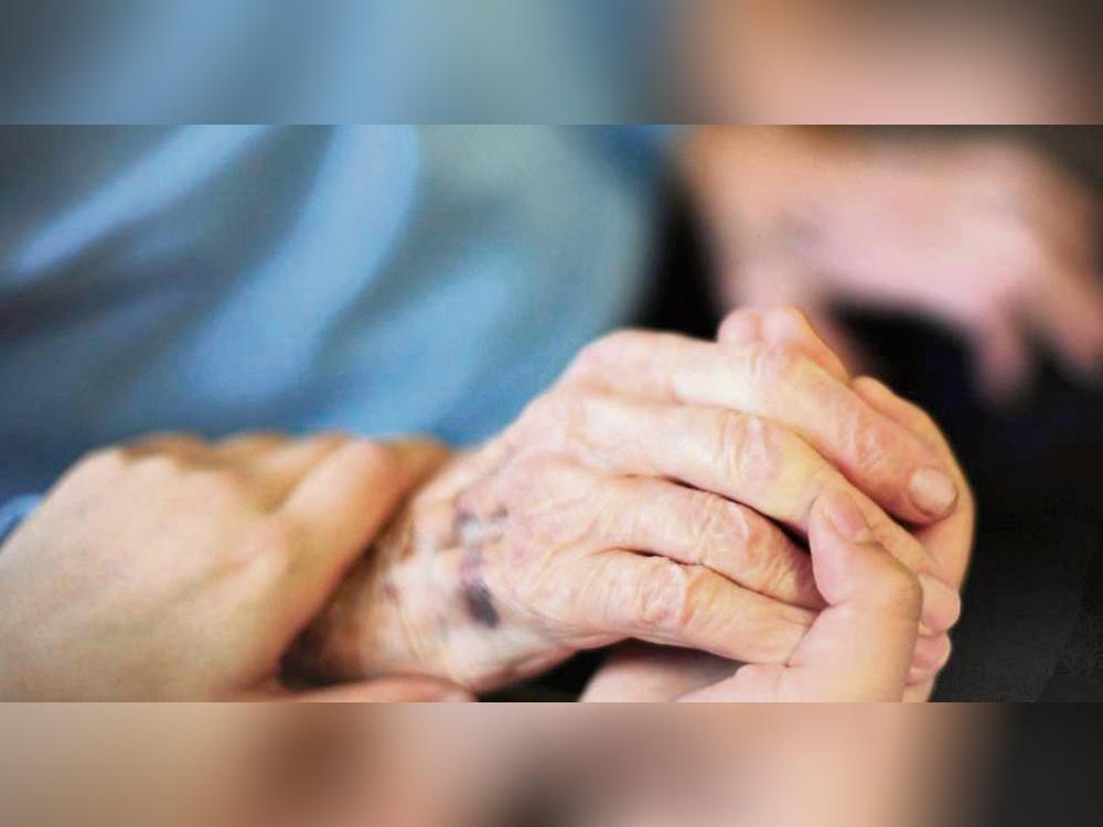 Während Pflegende sich beim Stammtisch im Malteserhaus austauschen, werden die Pflegebedürftigen im Haus Allerbeck betreut. Foto: dpa