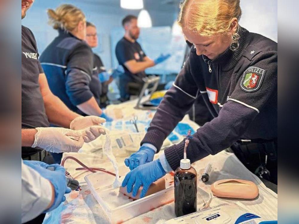 Hand in Hand im Ernstfall: Unter der Anleitung übten Polizeibeamte unter anderem, wie sie in lebensbedrohlichen Situationen schnell helfen können – etwa beim Stoppen von Blutungen...