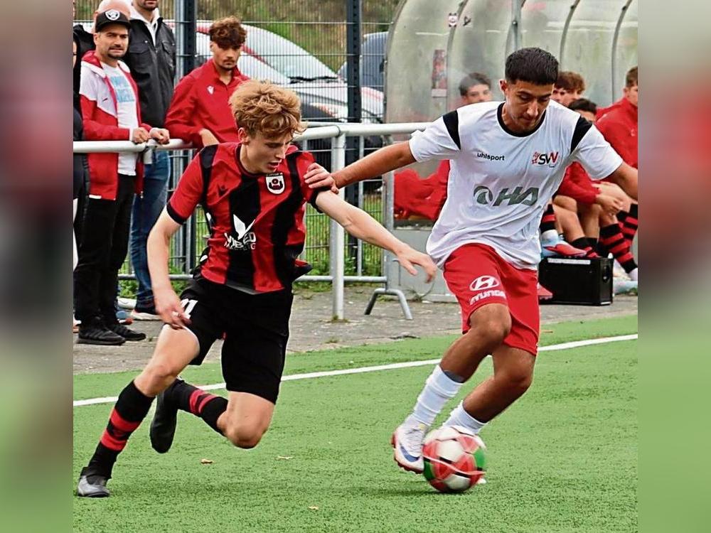 Laut Trainer Alexander Brinschwitz stehen die A-Junioren des SV Lippstadt (schwarze Hosen) im Spitzenspiel der Westfalenliga vor einer Herkulesaufgabe. Zu Gast am Bruchbaum ist am Sonntag der verlustpunktfreie Tabellenführer SV Rödinghausen. Foto: Uwe Feichtinger