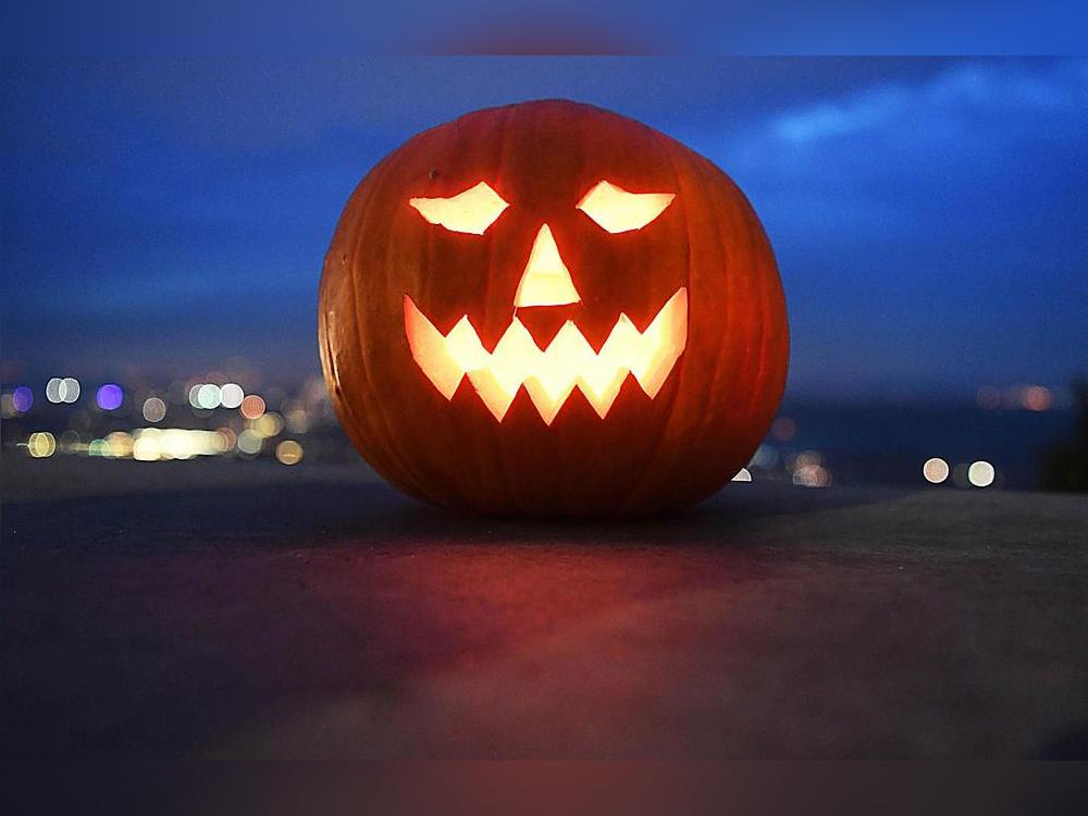 Halloween verbinden viele mit Kostüm-Partys, Horror-Shows, Gruselhäusern und Mottoabenden: Wir haben zahlreiche Veranstaltungstipps aus der Region für Sie zusammengefasst! Foto: DPA