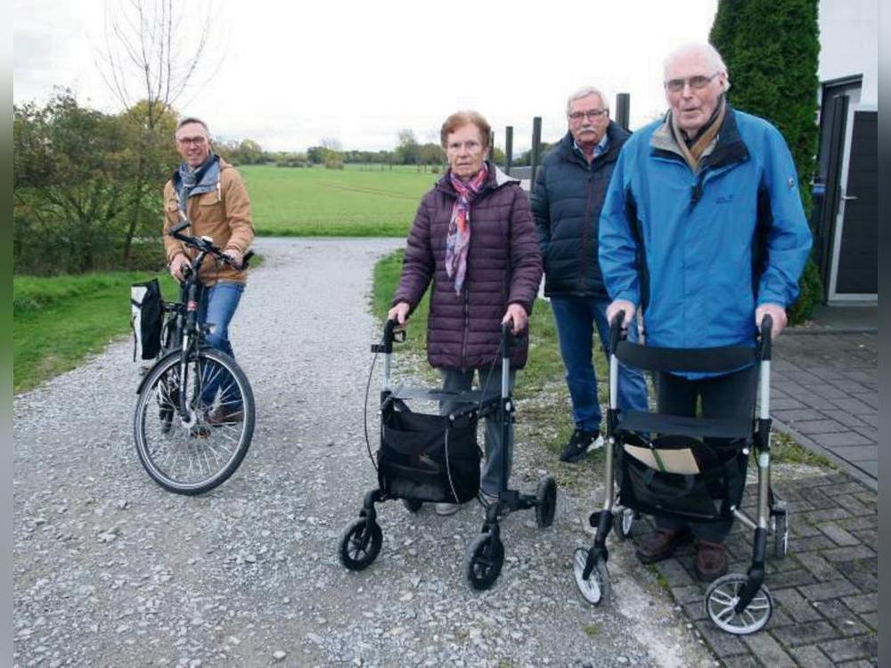 Ob mit dem Rollator oder dem Rad: Anwohner wie Peter Albert (r.) sehen Am Rossbach eine Gefahrenstelle. Foto: Bastian Puls