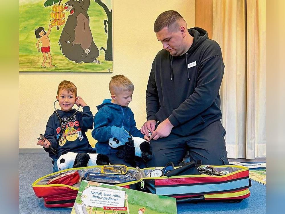Die Vorschulkinder aus der Kindertageseinrichtung St. Bonifatius haben beim Erste-Hilfe-Kurs von Erzieher Admir Kadric (r.) viel ausprobiert und gelernt. Foto: Anja Bsdurek