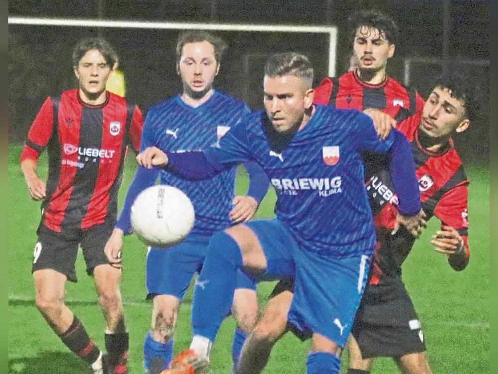 Nichts anbrennen ließ Oberligist SV Lippstadt im Pokal-Viertelfinale beim TuS Lipperode (in Blau). Obwohl der TuS alles in die Waagschale warf, hatte der SV alles im Griff und zog als erste Mannschaft ins Halbfinale ein. Foto: Thomas Wiegand