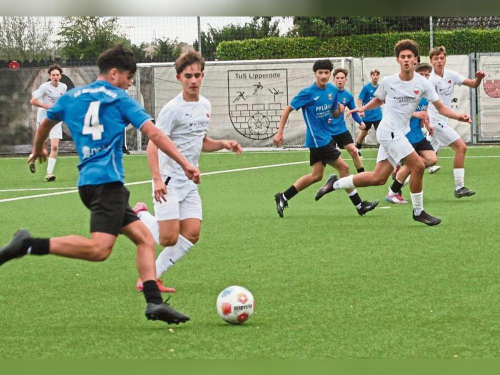 Die A-Junioren des TuS Lipperode (in Weiß) wollen nach der unglücklichen Heimniederlage gegen Münster wieder punkten. In Brilon kommt es dabei zu einem Wiedersehen. Foto: Hans Dannhausen
