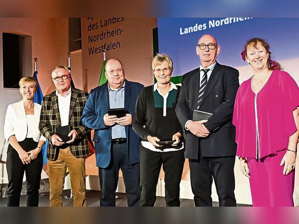 Mit der Sportplakette des Landes Nordrhein-Westfalen wurde auch Manfred Schnieders (2.v.l.) vom SC Rot-Weiß Verne ausgezeichnet. Staatssekretärin Andrea Milz (r.) nahm die Ehrung, die in Düsseldorf stattfand, in Vertretung von Ministerpräsident Hendrik Wüst vor.