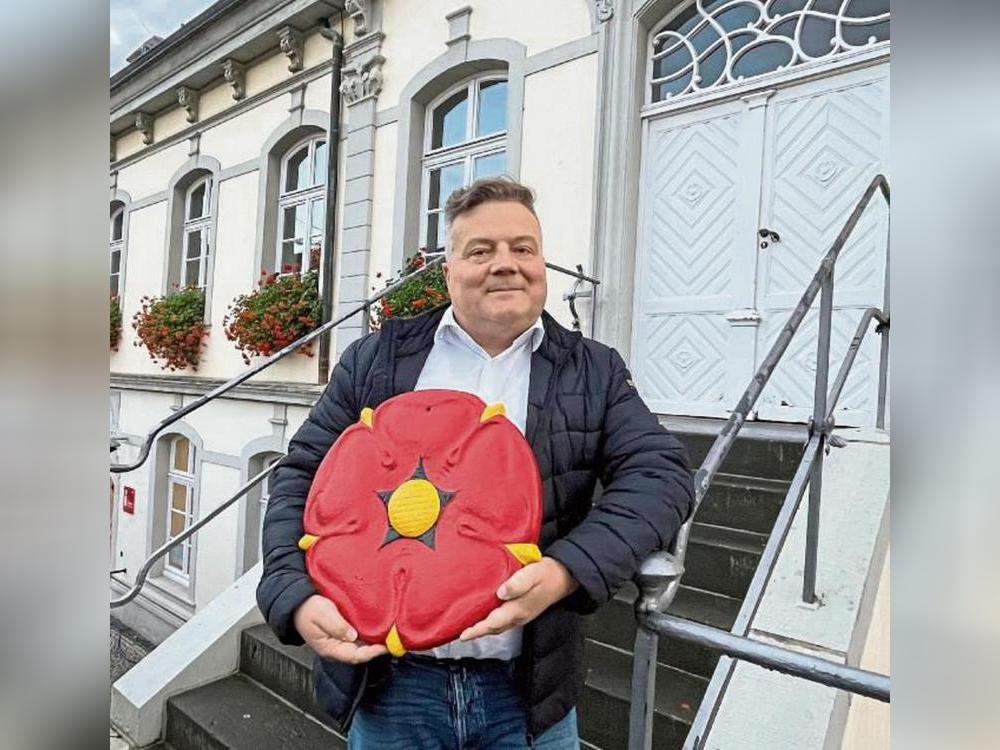 Lippstadt im Herzen: Mit der Rose stellte sich Arne Moritz am Mittwoch für das Patriot-Foto vor das Rathaus. Foto: Friedrich