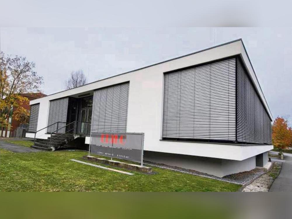 Das 3,50 Meter hohe Erdgeschoss scheint über der Weißenburger Straße zu schweben. Es bietet nahe Parkplätze – und der gute Verkehrsanschluss dürfte sich mittelfristig mit dem Union-Gelände noch verbessern.