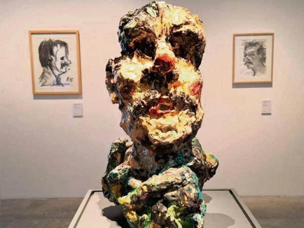 Selbstbildnis von Augustin Höckelmann aus dem Jahr 1996 (Gips, bemalte Aluminiumfolie und Leim). Foto: Andreas Balzer