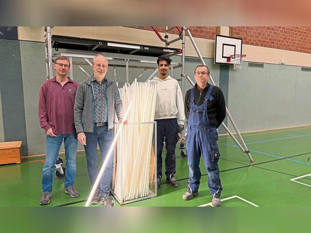 Besseres Licht, weniger Stromverbrauch – und eine spürbare Entlastung für Umwelt und Stadtkasse: Reinhard Schomacher und Burkhard Alkemeier vom Fachdienst Gebäudewirtschaft der Stadt Lippstadt sowie Ahmed Mohammad und Andreas Kalteis von der Lippstädter Firma Elektro Klaus, die den Umbau durchgeführt haben.