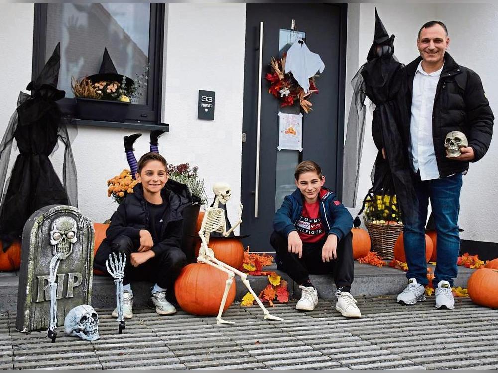 Die Zeichen stehen auf Gruseln: Das Haus von Familie Privato (im Bild: Matheo, Louis und Samuel, v.l.) ist für Halloween vorbereitet. Allerdings fehlen noch Beleuchtung und die Nebelmaschine, damit’s richtig stimmungsvoll wird. Fotos: Daniel Kossack