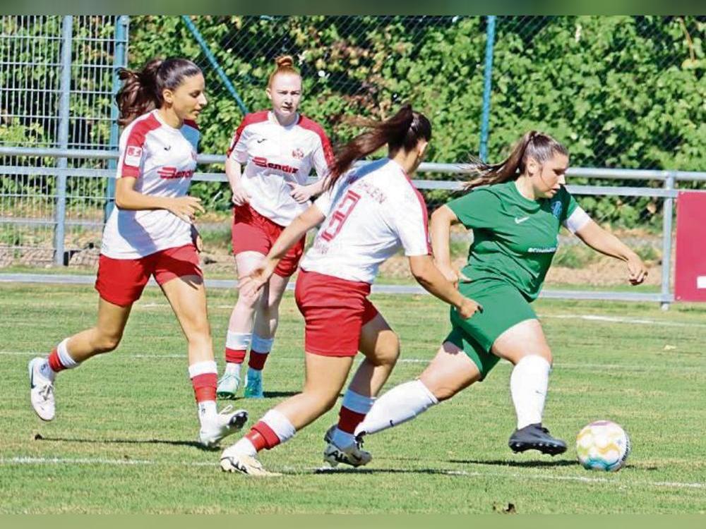 Auf eine Serie von drei ungeschlagenen Spielen blicken die Frauen von Germania Stirpe (in Grün) zurück. Foto: Uwe Feichtinger