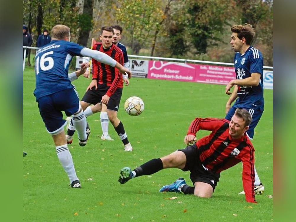 Die SG Verlar/Mantinghausen (in Blau) muss punkten, soll es in der Tabelle nicht noch weiter nach unten gehen. Die Timmer-Elf erwartet am Sonntag den SV Sande. Foto: Hartmut Brand