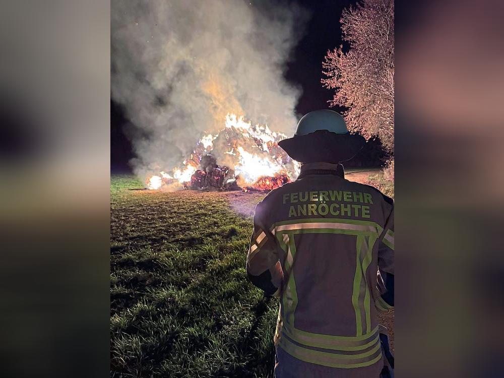 Rund 300 Strohballen in Flammen: Die Rauchwolke war weithin zu sehen. Fotos: Feuerwehr Anröchte