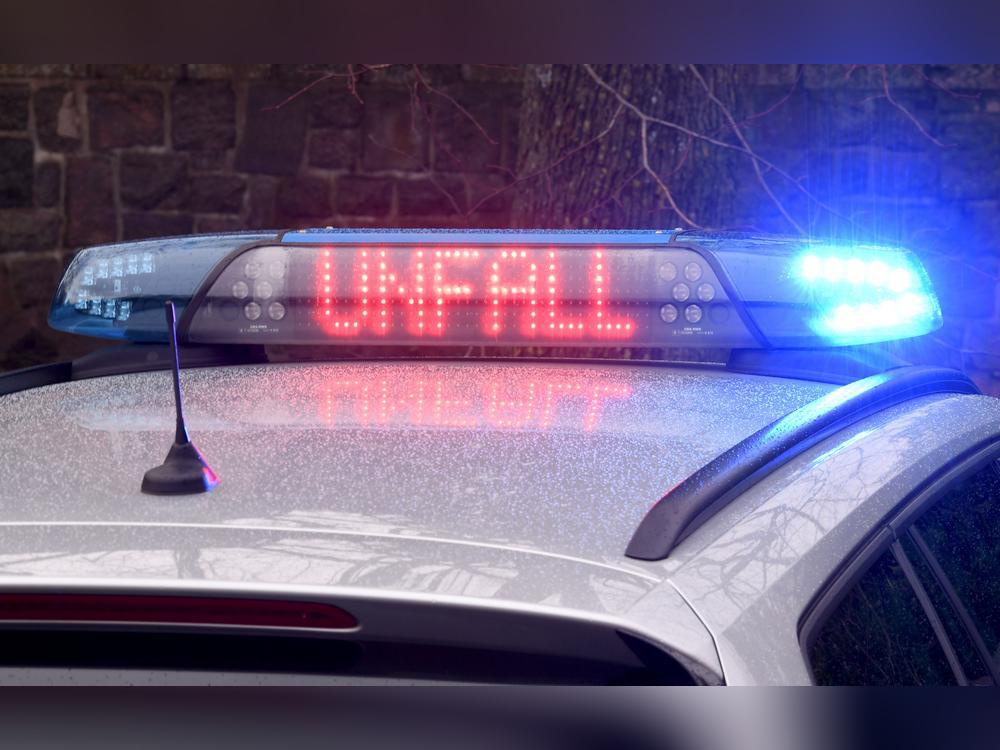 Vollsperrung zur Hauptverkehrszeit am Freitagmorgen auf der B1 in Geseke. Zwei Fahrzeuge sind frontal zusammengestoßen, der Verkehr musste abgeleitet werden. Symbolfoto: DPA