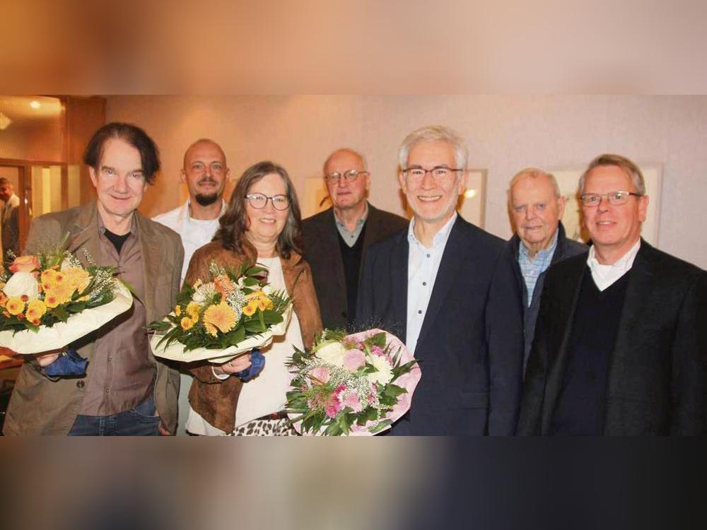 Den Patriot-Mitarbeitern Christoph Motog, Andreas Grunig und Petra Schlink (v.v.l.) war der Dank von Christoph Barnstorf-Laumanns, Dr. Michael und Dr. Reinhard Laumanns sowie Betriebsrat Stefan Niggenaber (v.r.) gewiss. Im Bild fehlt die Jubilarin Isabell Modes. Foto: Axel Schwade