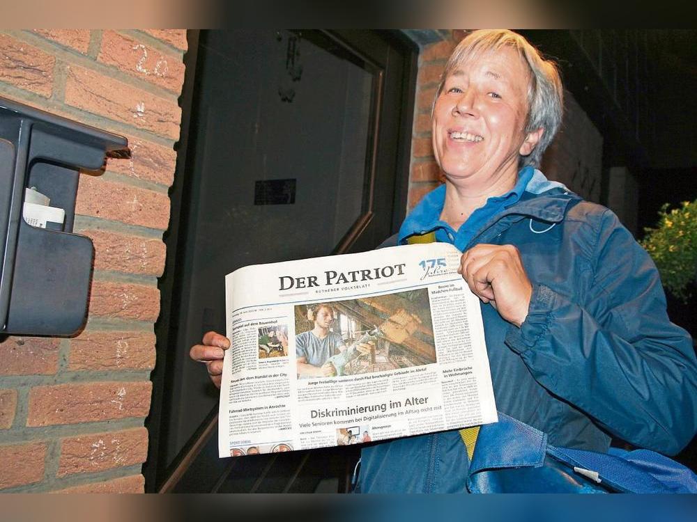 Jede Nacht ist Agnes Rüther in Kallenhardt unterwegs, um Zeitungen zu verteilen – und das seit 40 Jahren. Foto: Thorsten Heinke