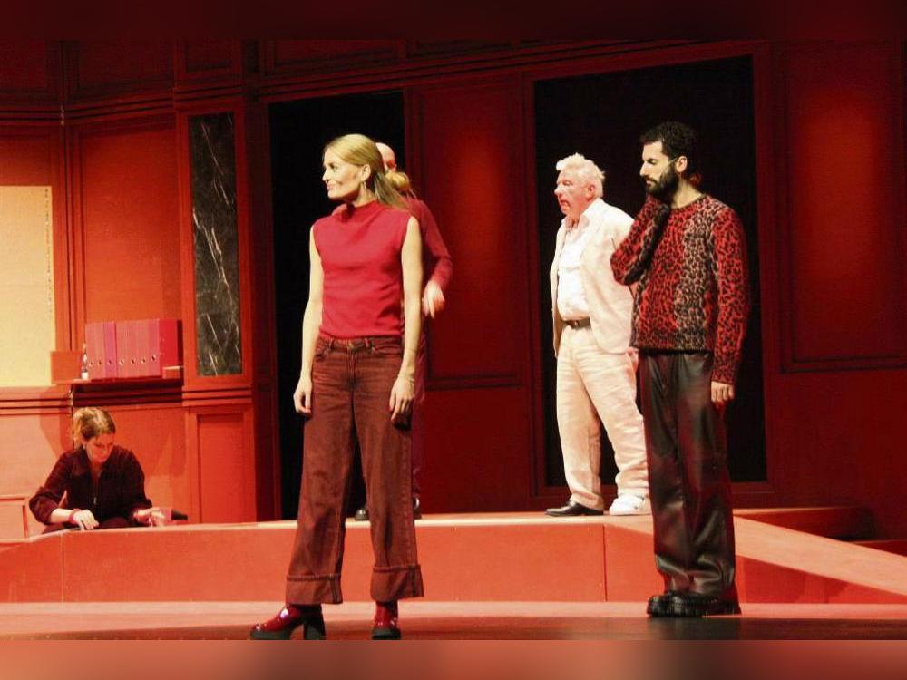 Jörg Schüttauf (2.v.r.) überzeugt in seiner Rolle als Amtsrichter Adam. Dabei wird er von einem hervorragenden Ensemble unterstützt. Foto: Helga Wissing