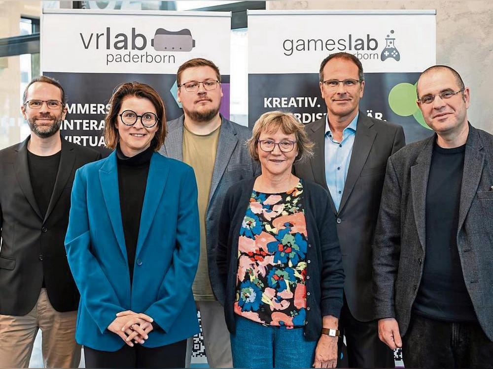 Freuen sich über die neuen Labs (v.l.): Volker Spaarmann (ZIM), Prof. Dr. Beate Flath, Sebastian Krois, Prof. Dr. Gudrun Oevel, Prof. Dr. Ralf Adelmann (KW) und Prof. Dr. Christian Fuchs.