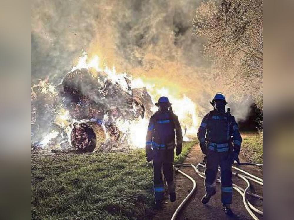 Die Feuerwehrleute ließen die Strohballen kontrolliert abbrennen. Fotos: Feuerwehr Anröchte
