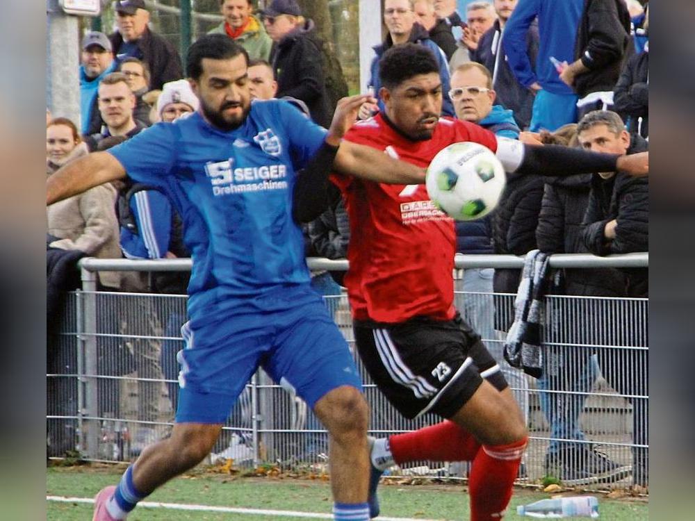 BW-Verteidiger Leonid Radi (l.) hatte auf seiner Abwehrseite einige Arbeit zu erledigen. Hier setzte er sich mit Gesekes Maurice Ehikhuemelo auseinander. Foto: Heiner Schnieder